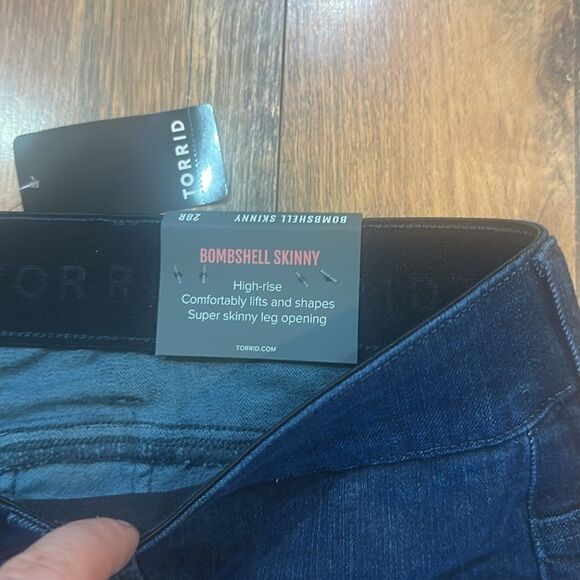 Torrid dark wash Skinny Jeans Mid-Rise Classic 28 (4400) NWT - Picture 2 of 5